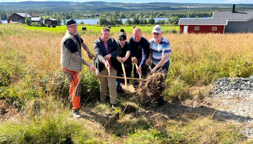 Spadtagsceremoni i Funäsdalen. Från vänster: David Butchert (Lärkängens Bygg), Lars Gunnar Nordlander (kommunalråd, Härjedalens kommun), Johan (framtida hyresgäst på boendet), Robin Berkhuizen (VD, Emrahus) och Jonny (framtida hyresgäst på boendet)
