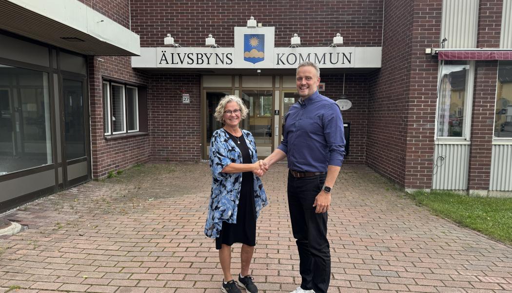 Yvonne Westerlund, konceptägare för Vivum på Riksbyggen och kommunstyrelsens ordförande Johan Dahlqvist. Foto: Riksbyggen