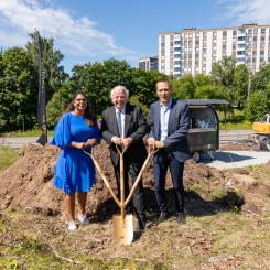 Emma Feldman (Järfälla kommun), Anders Nordquist (Arvid Nordquist) och Pelle Fochsen (Sagax) tar det första spadtaget för nya kafferosteriet. Foto: Jonas Olson/Arvid Nordquist