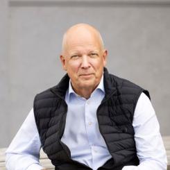 Lars Redtzer påpekar att det är hög tid för beställare och byggentreprenörer att omfamna standarden för digitala följesedlar i sin klimatrapportering och understryker att väntan eller passivitet inte är ett alternativ. Digitalisering öppnar upp nya affärsmöjligheter och är nu nödvändig för att uppfylla de ökande kraven på transparens och rapporteringsfrekvens. Foto: Byggföretagen