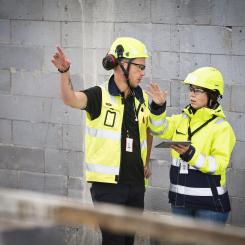 Byggchefer på mindre bolag (<99 MKR) upplever att de påverkats mer mentalt av lågkonjunkturen än chefer på större byggföretag. Byggcheferna