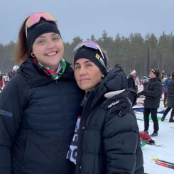 Från vänster i bild: Elsa Boberg och Sara Petrusson gör sig redo för Tjejvasan. Pressbild: Beijer Byggmaterial