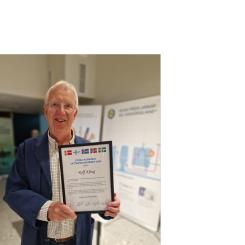 Kunskapsspridaren Rolf Kling med fick under stående ovationer motta Stora Nordiska Vattenskadepriset. Foto: Säker Vatten