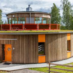 Nu är det dags för en omfattande renovering av Huge Bostäders hus på Sjödalsbacken 1 i centrala Huddinge. Foto: Huge Bostäder