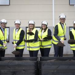 Första spadtaget för den nya anläggningen i Ludvika. Pressbild: Hitachi Energy