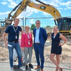 Fr v, Magnus Laneborg och Malin Rönnerhag från Riksbyggen, bostadsminister Johan Danielsson och Anna Thore, Kalmar kommun.