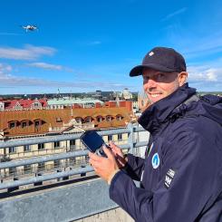 Mikael Rönndahl på ABK besiktigar tak i centrala Kristianstad. Foto: Jonas Rosenberg, ABK
