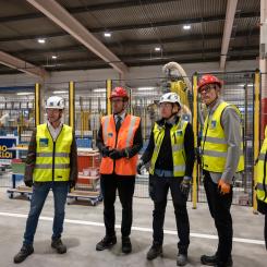 Vid infrastruktur- och bostadsminister Andreas Carlsons besök i BoKloks fabrik i Gullringen tog Lars Jonson, VD BoKlok, Magdalena Andersson, produktionschef, Niclas Bagler, landschef BoKlok Sverige samt Robert Gurbin, fabrikschef, emot och visade investeringarna som gjorts. Foto: BoKlok