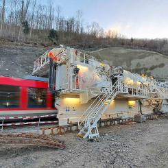 Med detta system tas befintliga spår bort och ett temporärt spår läggs centralt i tunneln, där trafiken fortsätter under hela byggperioden. TES rör sig framåt steg för steg medan tunneln breddas, samtidigt som det fungerar som skydd för järnvägstrafiken. Foto: Herrenknecht AG