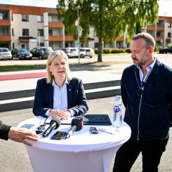 Pontus Lundahl/TT: Borlänges kommunalråd Erik Nises (till höger) vill köpa tillbaka stadshuset från krisande SBB. S-ledaren Magdalena Andersson (till vänster) ställde sig nyligen bakom V-kravet på att snabbutreda statlig förköpsrätt.