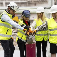 Från vänster Mick Salonen -Zengun, Linn-Marie Nordh - Pembroke, Kristin Willerström – Pembroke och Finansborgarråd Karin Wanngård. Foto: Per Myrehed