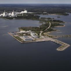 I Forsmark i Östhammars kommun ligger SKB:s anläggning SFR – Slutförvaret för kortlivat radioaktivt avfall. Det radioaktiva avfall som förvaras i SFR är låg- och medelaktivt. Det betyder att det till skillnad från använt kärnbränsle inte behöver kylas och att det är relativt kortlivat. SFR ligger 60 meter under Östersjöns botten och består av fyra 160 meter långa bergssalar och ett bergrum med en 50 meter hög betongsilo för det medelaktiva avfallet. Två parallella kilometerlånga tillfartstunnlar förbinder anläggningen med markytan. Vy från öst. Copyright: SKB. Fotograf: Lasse Modin