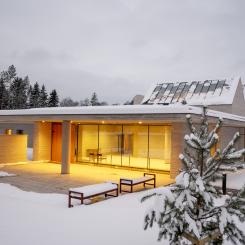 Skogskrematoriet är beläget i anslutning till ett kuperat skogsområde som gett byggnaden dess namn. Bildkälla: Toby Photography