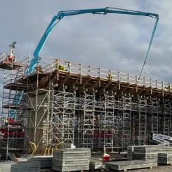 Här gjuts den norra delen av den nya gångbron Trädgårdslänken. Hybridpumpen, med eldrift, har lång räckvidd och bullrar betydligt mindre än en traditionell betongpump. Foto: Trafikverket