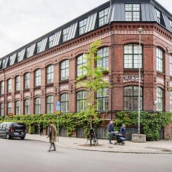 Kulturklassade Trikåfabriken i Malmö har omvandlats till guldklassat kontorshus genom återbruk och byggnadsvård. Nu nomineras projektet till Årets Bygge 2023 i kategorin Renovering. Entreprenör: Servicekuben Beställare: Stena Fastigheter. Foto: Felix Gerlach