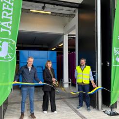 Eva Ullberg, kommunstyrelsens ordförande i Järfälla inviger den nya sopsugsterminalen i Barkarbystaden, tillsammans med Jan Kettisen, avdelningschef VA och avfall, Järfälla kommun och Magnus Wiberg, arbetschef, Winge Byggnads AB. Bild: Järfälla kommun.