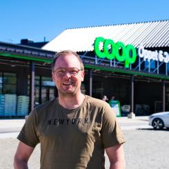 Peter Broberg är glad att sista pusselbiten kommit på plats för att bygget ska kunna ta fart! Fotograf: Caroline Fredin, Vemdalen design AB