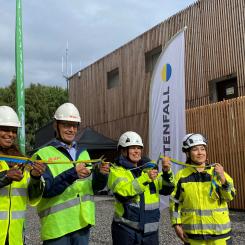 Emma Feldman (M), kommunstyrelsens ordförande i Järfälla, Martin Höhler, vd E.ON Energidistribution, Annika Viklund, vd Vattenfall Eldistribution och Suraya Nekzada, projektledare Vattenfall, inviger den nya fördelningsstationen i Järfälla. Foto: Lena Berglund