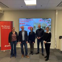 Trädgårdsstadens hållbarhetsvision signerades av kommunstyrelsens ordförande i Upplands-Bro samt hållbarhetscheferna för energibolaget E.ON och för byggbolagen Riksbyggen, SBB och Stena Fastigheter. På bilden Mari-Louise Persson, Riksbyggen, Mattias Sikström, Stena Fastigheter, Carina Tollmar, E.ON, Fredrik Kjos, Upplands-Bro och Maria Dimming, SBB. Foto: Lena Berglund, E.ON