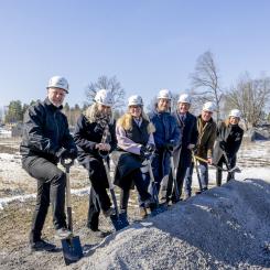 Kommunstyrelsens ordförande Marcus Svinhufvud, kommundirektör Kristina Tidestav, kommunalråd Patrik Isestad, Raoul Wallenbergskolornas ägare och grundare Per Egon Johansson, vd:n för fastighetsbolaget Hoivatilat AB Maria Frid samt Fanny Sachs och Marcus Wallenberg, som representerade markägaren Källberga Mark.
