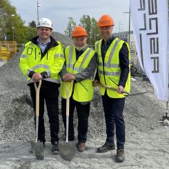Från vänster: Christian Wivensson, projektchef på Vestia, Kristian Vramsten, kommunstyrelsens ordförande i Mölndals stad och Manne Aronsson, vd på Aspelin Ramm Fastigheter. Foto: Aspelin Ramm Fastigheter