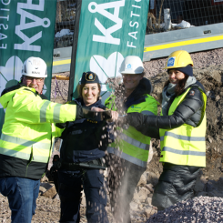 På bilden (fv): Hans Unander, kommunalråd, Katarina Ragnevall, lokalpolisområdeschef i Mora, Anders Skoglund Arbetschef Entreprenad/ Projektutveckling Skoglunds, Cecilia Vestin, vd Kåpan Fastigheter.  Foto: Kåpan Fastigheter