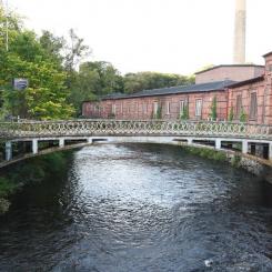 Foto på gjutjärnsbro vid Jonsereds fabriker utanför Göteborg. Fotograf: Sven-Olof Ahlberg
