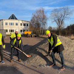 Bildtext: Nu är bygget officiellt i gång! Första spadtaget togs av från vänster Christer Axelsson, Rohm & Co, Christer Markusson och Johan Hammarström, Carlhag samt Tony Wittgren, ABUS Kransystem.