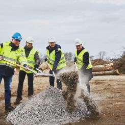 Fr v Thomas Ellkvist, vd MVB, Brian Hansen, ordförande byggande styrelse, Peter Danielsson, kommunstyrelsens ordförande och Mårten Lilja, vice vd på Riksbyggen.