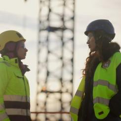 KYH-studerande Iman och bygginspiratören Byggsandra i ett samtal om att bryta barriärer och få drömjobbet inom byggbranschen. Foto: Yrkeshögskolan KYH