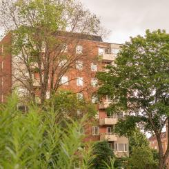 Nu är det dags för en omfattande renovering av Huge Bostäders hus på Sjödalsbacken 1 i centrala Huddinge. Foto: Huge Bostäder
