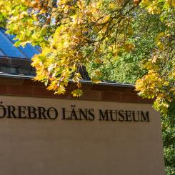 Höstbild på Örebro läns museums norra fasad, Engelbrektsgatan 3. Foto:  Per Torgén/ÖLM