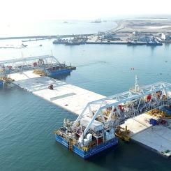 Installationen sker med hjälp av fartyget IVY, som består av två sammankopplade enheter – IVY 1 och IVY 2. Dessa används för att hantera både standardelement och specialelement med olika dimensioner och vikt. Foto: Femern Link Contractors