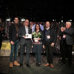 Totalvinnaren av Årets Bygge 2023 går i år till de två delprojekt som skapat Kvarteret Poolen. Stort grattis till NCC och Fabege för kontorsdelen och Peab och Solna stad för simhallen.