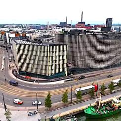 Det färdigställda Wood City-kvarteret i Helsingfors är inte bara ett arkitektoniskt landmärke utan också ett bevis på potentialen för hållbart byggande med trä som huvudsakligt material. Med With Securen nya huvudkontor stärker kvarteret sin position som ett centrum för innovation och hållbarhet. Foto: SRVkontorsbyggande