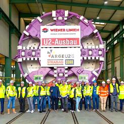 Herrenknecht-team presenterar tunnelborrmaskinen till representanter för kollektivtrafikbolaget Wiener Linien, beställaren och byggkonsortiet
av STRABAG och PORR. Foto: Herrenknecht