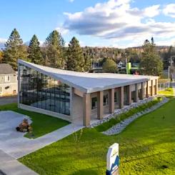 Monica C. Gratton Library i Saint-Adolphe-d’Howard i Québec ritades av Perrault Architecture och inspirerades av landskapet i Laurentiderna. Foto: Raphaël Thibodeau