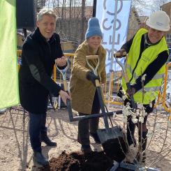 Första spadtag i Häggvik. Henrik Thunes, Moa Rasmusson Carola Lavén Häggvik. Foto: Besqab