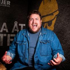 Erik Ekstrand tar över som ny programledare för humorpodden Bygga åt idioter. Pressbild: Beijer Byggmaterial