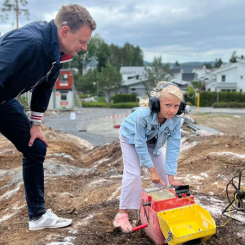 Nellie spränger första salvan på den egna framtida tomten. Foto: Peab