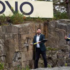 Novo Energys vd Adrian Clarke och Jonas Attenius (s), kommunstyrelsens ordförande i Göteborg, tar det första spadtaget för den stora batterifabriken i Torslanda. Fullt utbyggd blir gigafabriken en av de största i Europa. Foto: Novo Energy