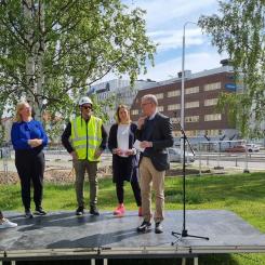 Diös vd Knut Rost och hållbarhetschef Johanna Olofsson talar på den officiella byggstarten av Västra stranden tillsammans med kommunstyrelsens ordförande i Luleå kommun, Carina Sammeli och Per Utterström, arbetschef, Nåiden Bygg. Foto: Diös