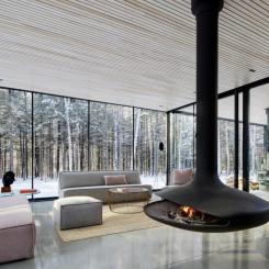 ACDF Architecture, ett avantgardistiskt kanadensiskt arkitektkontor använder glas för att främja kopplingen mellan människa och natur. De stora glasväggarna från golv till tak skapar ett naturligt samband till den omgivande naturen. För att minska den efterklang som lätt uppstår av mycket glasväggar har arkitekterna låtit installera träribbor i taket, med en halv tums mellanrum. Under plankorna isolerade arkitekterna med akustisk ull maskerad av ett svart tyg. Foto: Adrian Williams