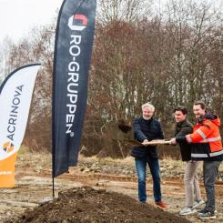 Ulf Wallén, vd Acrinova, Viktor Nilsson, vd HT Emballage och Kim Mårtensson, platschef RO-Gruppen Helsingborg tog ett gemensamt första spadtag på Segelflygaren 7 i Landskrona. Pressbild: Acrinova