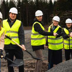 Fotograf: Teodor Naess

Bild 2 fr. vänster

Ola Skogö, VD, Adapteo Sverige

Victor Ertzgaard Segerström, Head of Asset Management, LogiDev 

Johanna Persson, President & CEO, Adapteo Group

Pavlos Cavelier Bizas, ordförande arbetsmarknadsnämnden, Uppsala Kommun

Malin Lundberg, Site manager, Adapteo Sverige

Raimo Joss, arkitekt SAR/MSA, partner White arkitekter