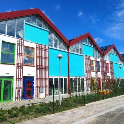 Fastighetsägare och förvaltare bör kunna hålla inomhustempraturen inom riktvärdena - även i en varmare värld. Bild: Vertikalmarkiser på en förskola i Svedala, ett projekt av Alusol AB