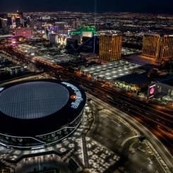 Vector Foiltecs största projekt: Transparent taksystem i ny tappning i Las Vegas, Nevada. Byggnaden är numera hem för NFL-laget Raiders och deras arena, Allegiant Stadium, som även kommer att bli den framtida arenan för UNLV Football. Det nya, heltäckande stadiontaket består av 107 ETFE-kuddar och utgör ett imponerande taksystem på 33 515 m² av Texlon® ETFE. Detta unika och intelligenta taksystem hålls uppe av ett kabelformat nät. Foto: Vector Foiltec.