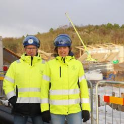 Anders Emilsson och Cecilia Wahlskog framför Rimnersvallens byggarbeten. Foto: Uddevalla kommun
