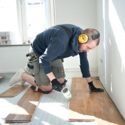 Byggbranschen är en av de näringsgrenar där arbetsorsakade besvär är särskilt vanliga. Ungefär en av tre sysselsatta uppger att de har besvär till följd av arbetet. Mia Åkerman. Arbetsmiljöverket.