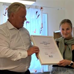 Olivia Engman tilldelas stipendiumet Nordsjölärling. Foto: Nordsjö